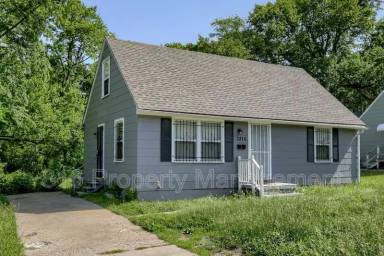 Main picture of 2816 E 63rd St