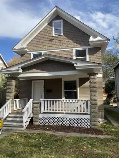 Main picture of 1336 Massachusetts St