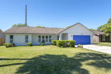 Main picture of 490 Spruceview Dr