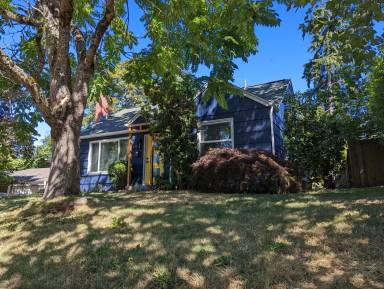 Main picture of 2353 Monroe St