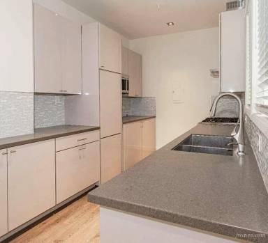 Main picture of 33 Dearborn St