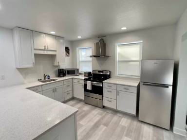 Main picture of 927 1/2 S Broadway Ave