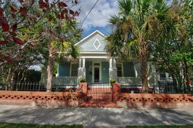 Main picture of 815 Dock St