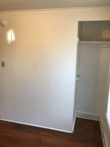 Main picture of 1424 W 10th Aly