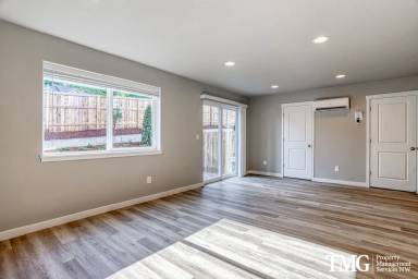 Main picture of 3711 NE 49th St