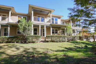 Main picture of 15 Palm St