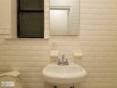 Main picture of 405 W 49th St