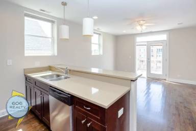 Main picture of 647 W Deming Pl