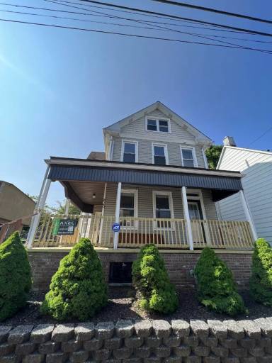 Main picture of 820 W Lincoln St