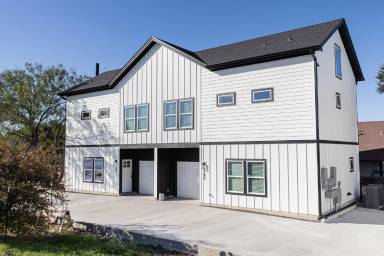 Main picture of 327 Bee St