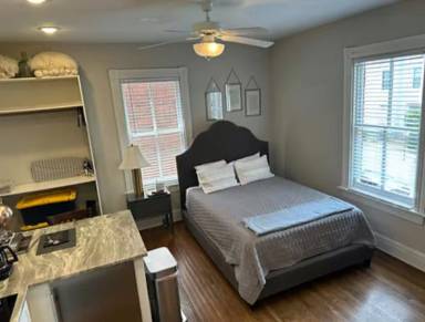 Main picture of 101 E Clay St