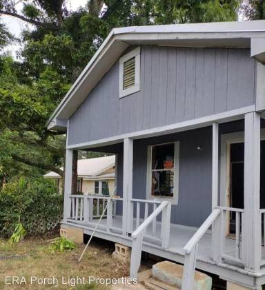 Main picture of 305 Railroad Ave