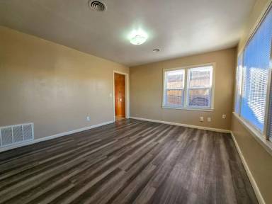 Main picture of 413 W Burns St