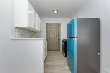 Main picture of 6320 S Troy St