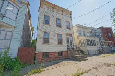 Main picture of 665 State St