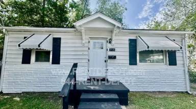 Main picture of 715 E Riverside Dr