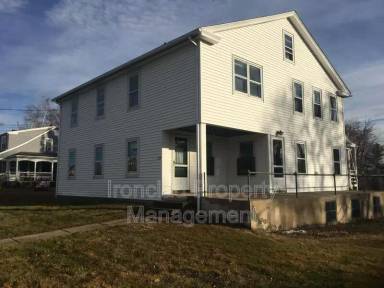 Main picture of 374 Main St