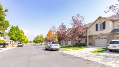 Main picture of 2409 W Adelaide Dr
