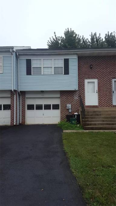 Main picture of 144 Pickwick Pl