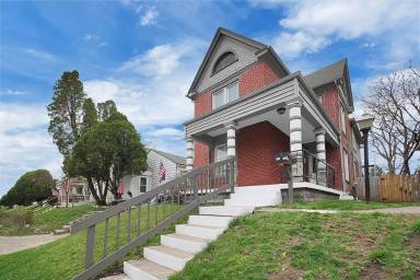 Main picture of 323 S Ogden Ave