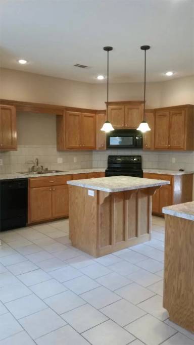 Main picture of 2722 N Hills Blvd