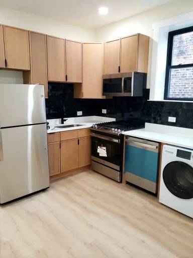 Main picture of 944 N Damen Ave