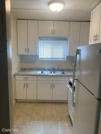 Main picture of 215 W 14th St