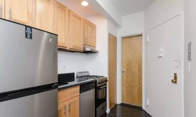 Main picture of 214 E 81st St