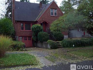Main picture of 1909 Gregory Way