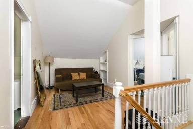Main picture of 10 Trowbridge St
