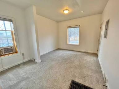 Main picture of 424 W 6th St