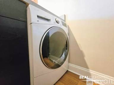 Main picture of 2208 N Clark St