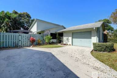 Main picture of 2492 NW 10th St