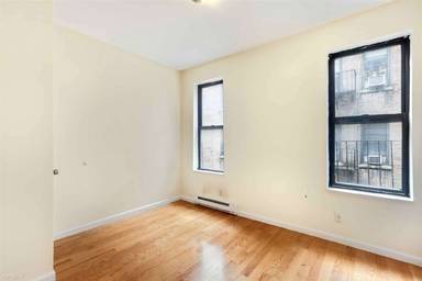 Main picture of 214 W 109th St