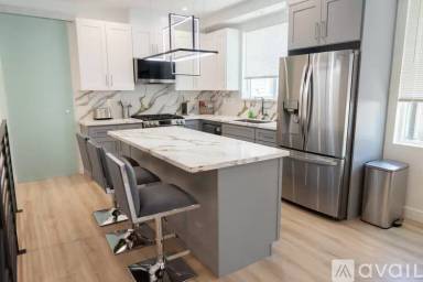 Main picture of 4827 Riverton Ave