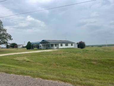 Main picture of 725 Pioneer Rd