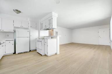 Main picture of 1723 S Barrington Ave
