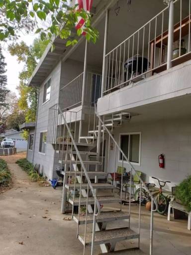 Main picture of 216 W Oak St