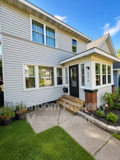 Main picture of 2216 W 6th St