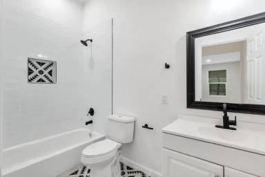 Main picture of 815 W 9th St
