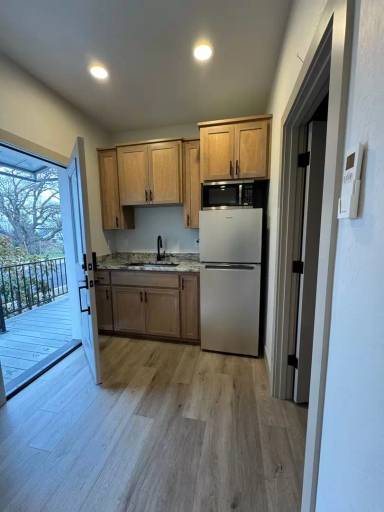 Main picture of 166 N Mountain Ave