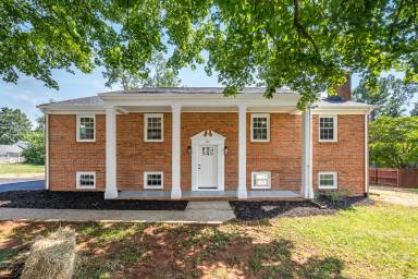 Main picture of 300 Robin Dr