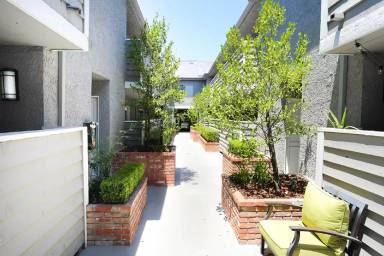 Main picture of 10740 Blix St