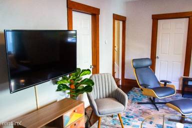 Main picture of 605 W Washington St