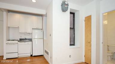 Main picture of 444 East 81st St