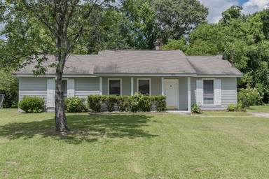 Main picture of 5801 Oak Ln