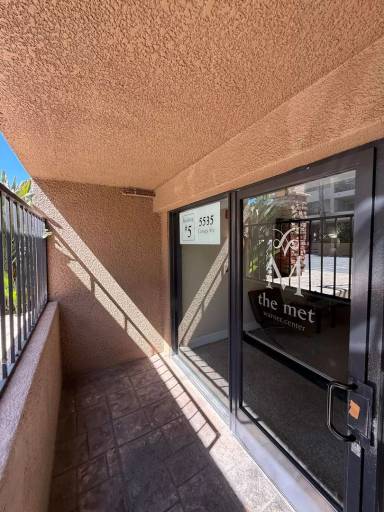 Main picture of Met Woodland Hills