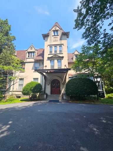 Main picture of 557 W 3rd St