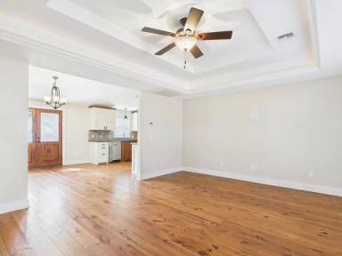 Main picture of 411 W College St