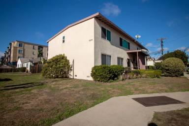 Main picture of 7371 W Manchester Ave